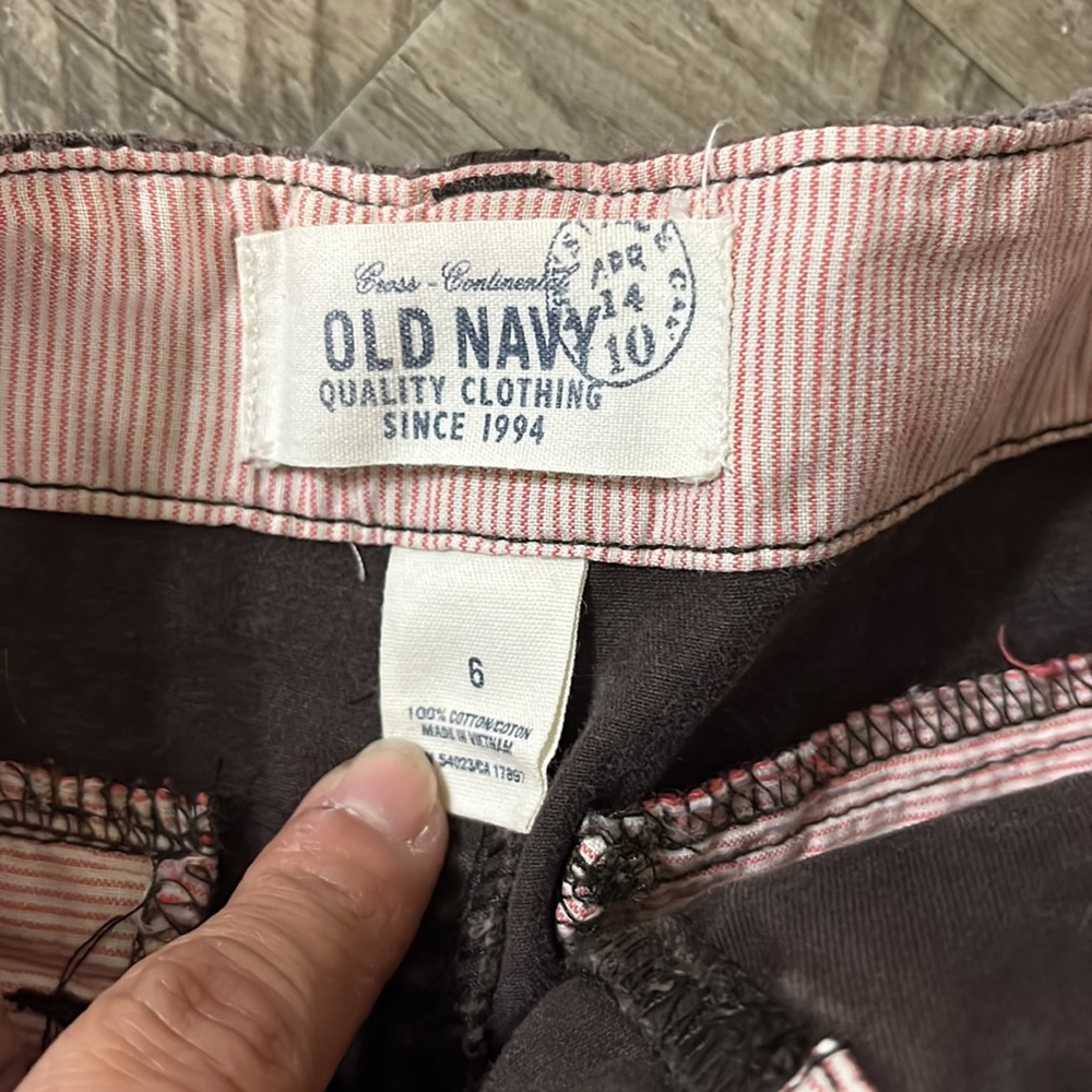 Old navy shorts - Picture 3 of 4